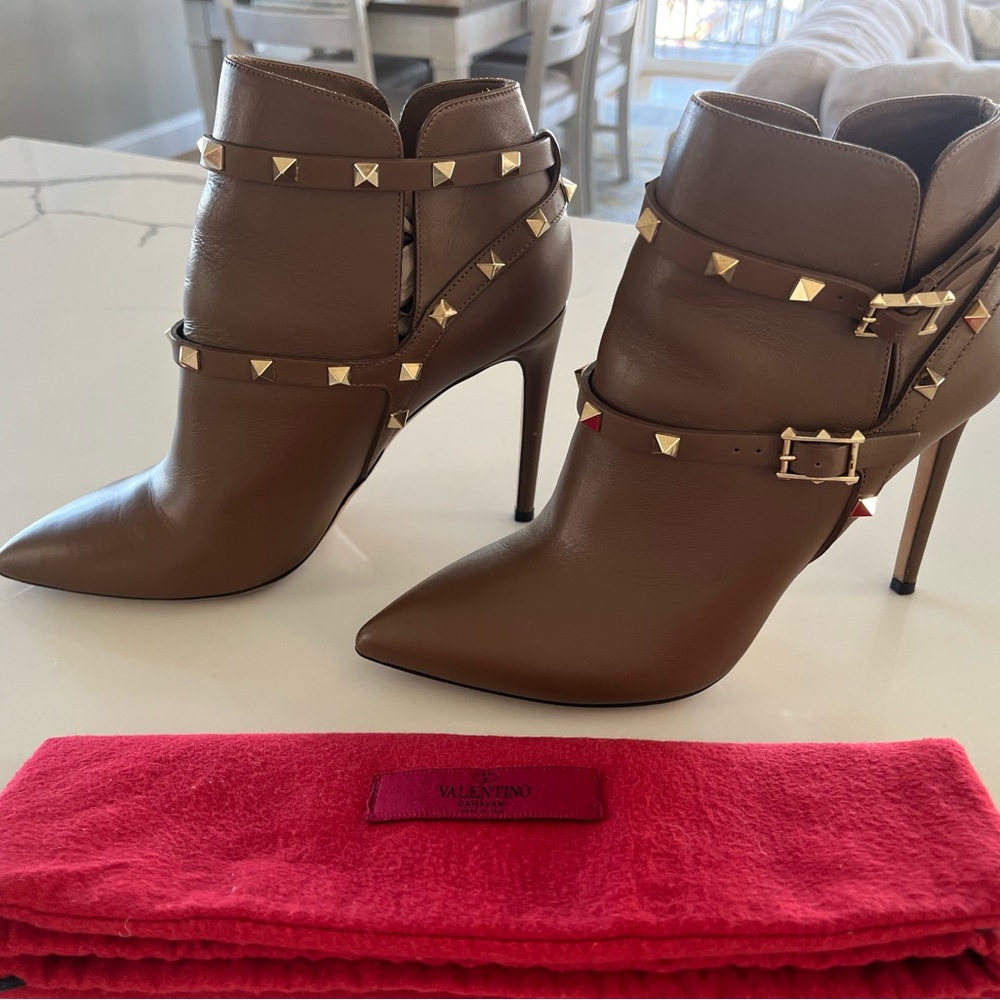 Valentino Garavani Rockstud Ankle Heeled Boots Cognac Booties Size 39.5